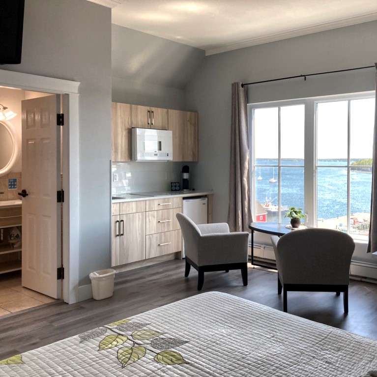 EXECUTIVE SUITES WITH KITCHENETTE